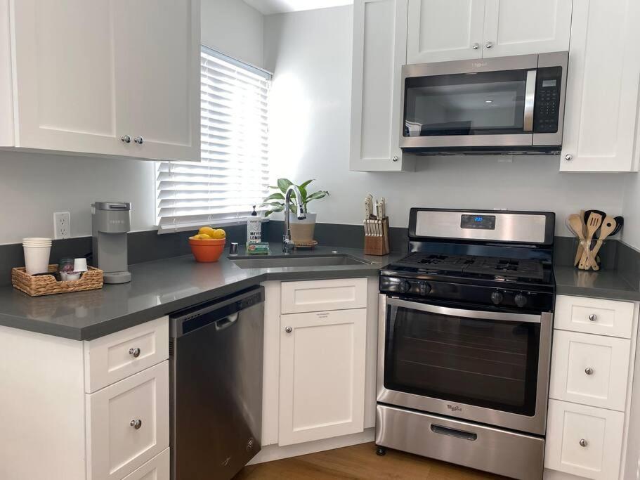 Apartment Steps To The Beach, Main Street And Pacific - Ocean Views Huntington Beach